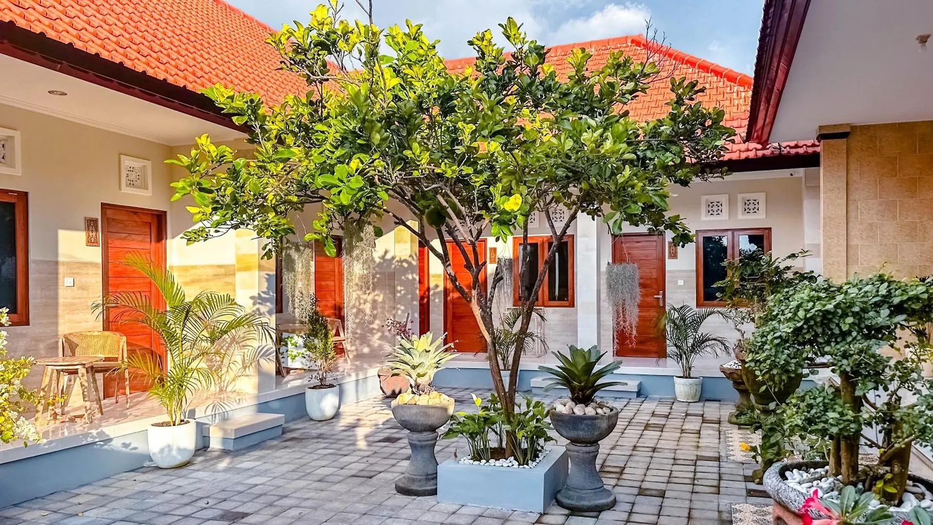 Adhi Homestay Нуса-Дуа
