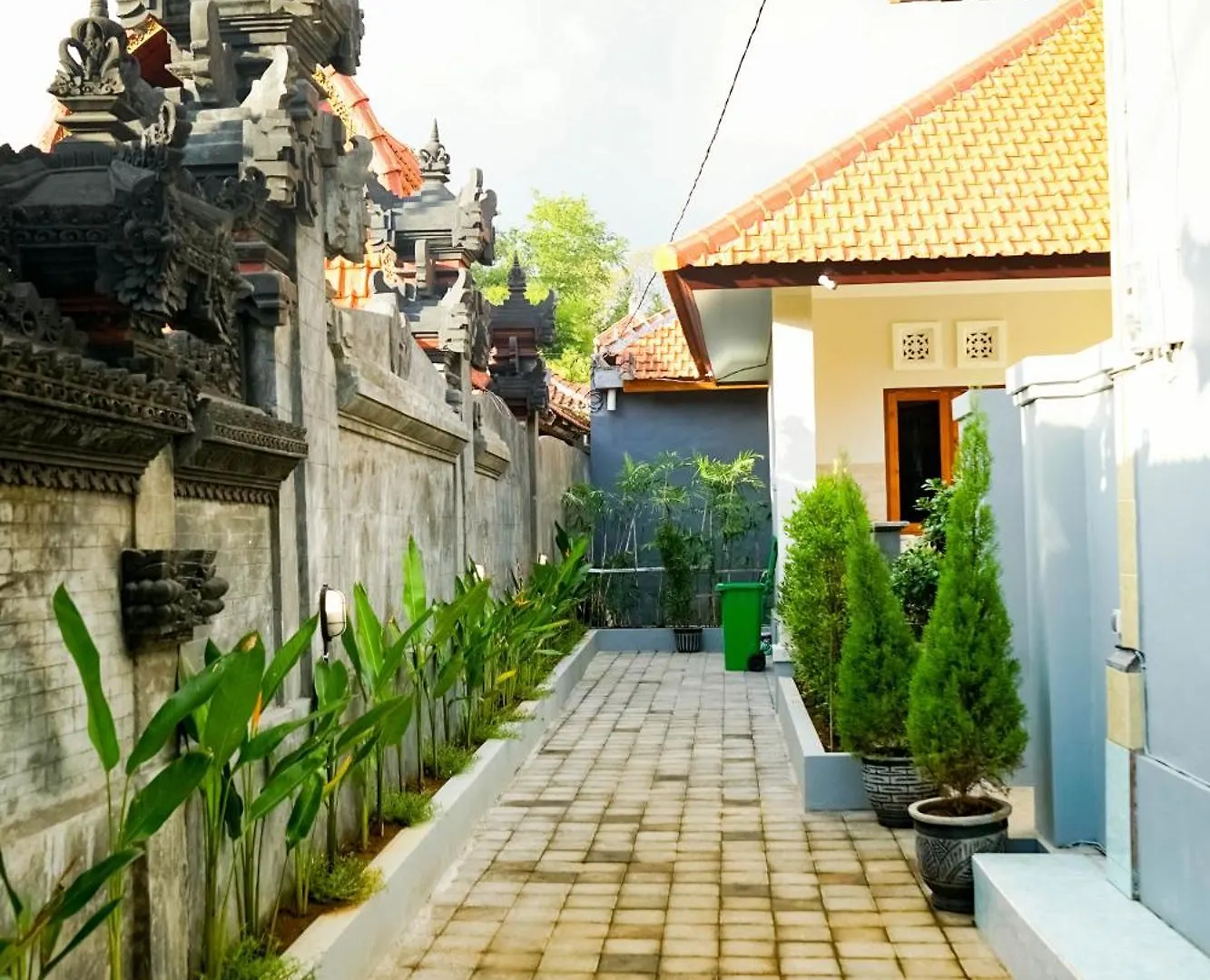 Adhi Homestay Нуса-Дуа